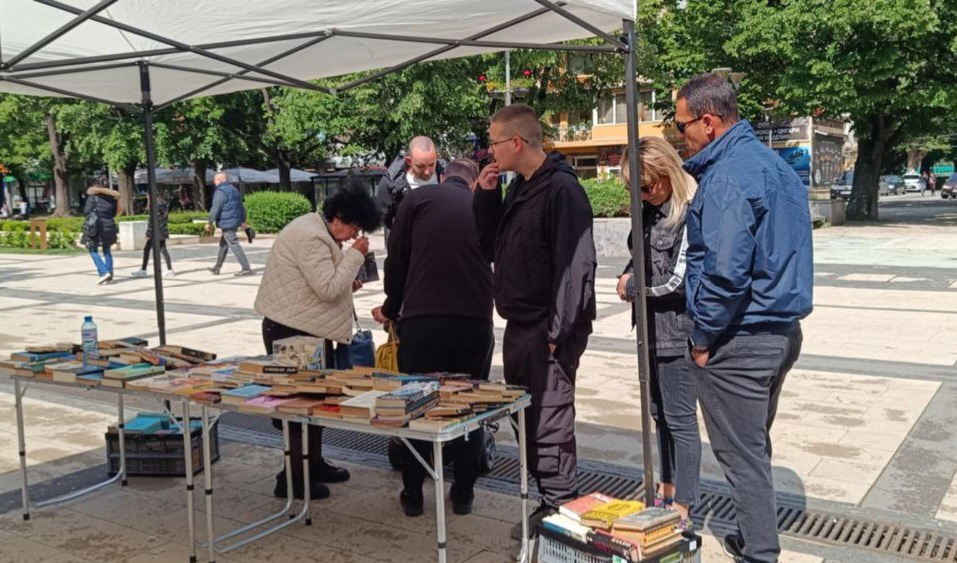 Книги със сърце: Перничани дариха надежда на най-младия писател Иво Христов