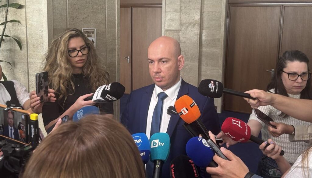 „Възраждане“ удря по масата в Европа: Докладът за РСМ е недопустим и нечестен