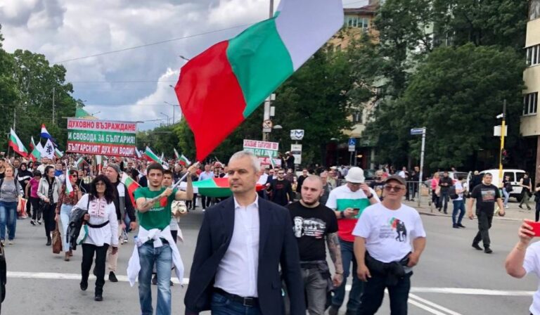Зад завесата на страха: евробюрократът избяга, народът излиза отново на протест