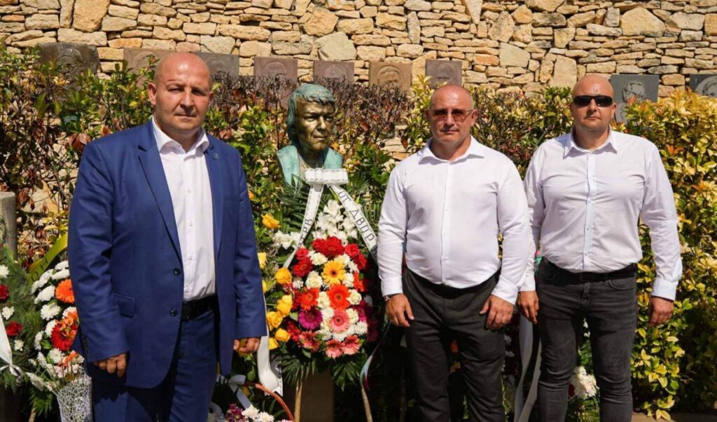 Представители на "Възраждане" на откриването на бюст-паметник на Христо Фотев в Плиска