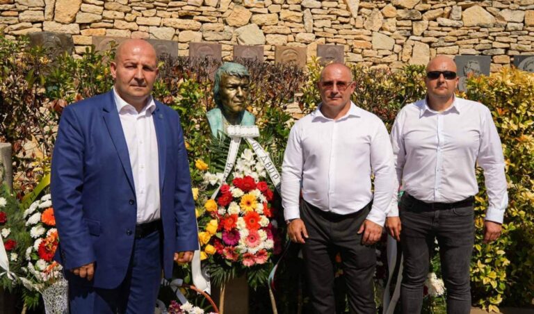 Представители на "Възраждане" на откриването на бюст-паметник на Христо Фотев в Плиска