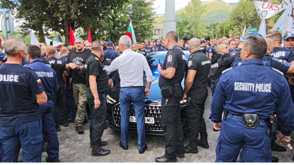 Костадин Костадинов от протеста в Сопот: Урсула е символ на деградацията на Европа и няма място в България