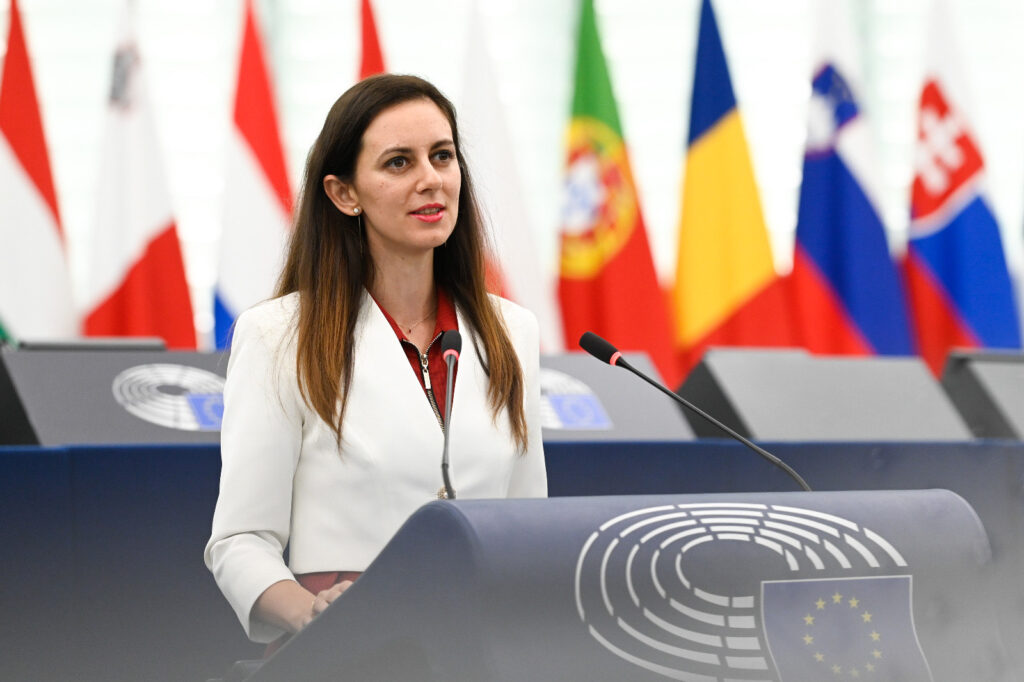 Евродепутат от „Възраждане" алармира за катастрофалния общ дълг: 15-20% от бюджета на ЕС отиват за лихви