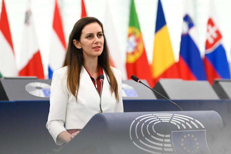 Евродепутат от „Възраждане" алармира за катастрофалния общ дълг: 15-20% от бюджета на ЕС отиват за лихви
