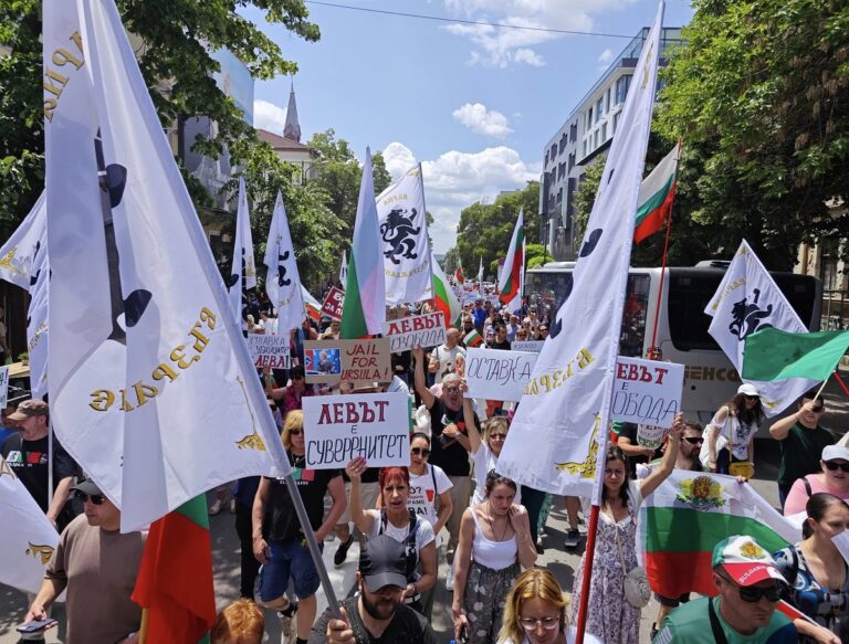 14-ти протест във Варна: Гражданите настояват за оставка и защита на българския лев