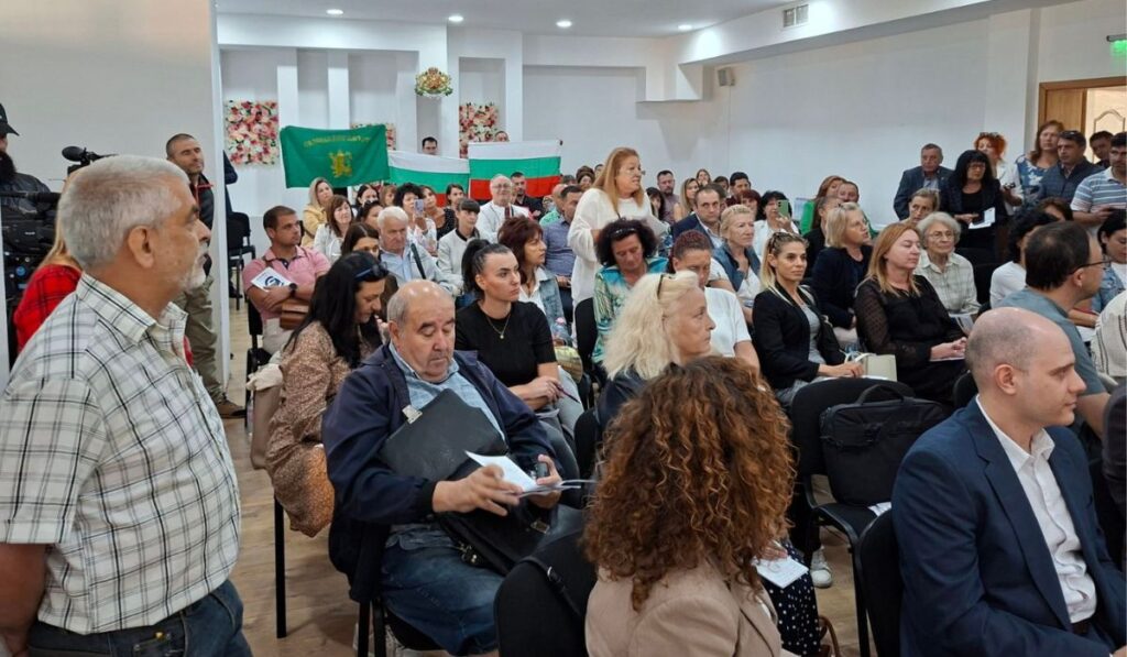 Заслужилият учител по физика Георги Бяндов нападнат на форума за еврото, стигнало се е до физически сблъсък Пламен Димитров, председателят на КНСБ проявява агресия срещу граждани