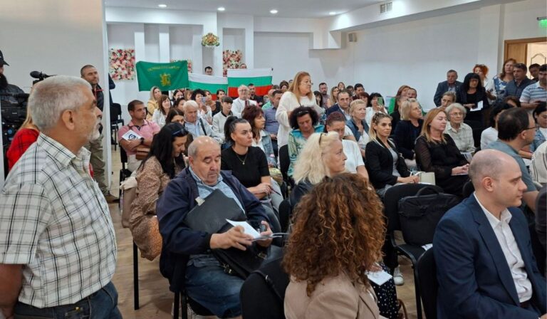 Заслужилият учител по физика Георги Бяндов нападнат на форума за еврото, стигнало се е до физически сблъсък Пламен Димитров, председателят на КНСБ проявява агресия срещу граждани