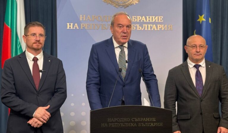„Възраждане" покани на дебат частните пенсионни фондове по темата за закриването им