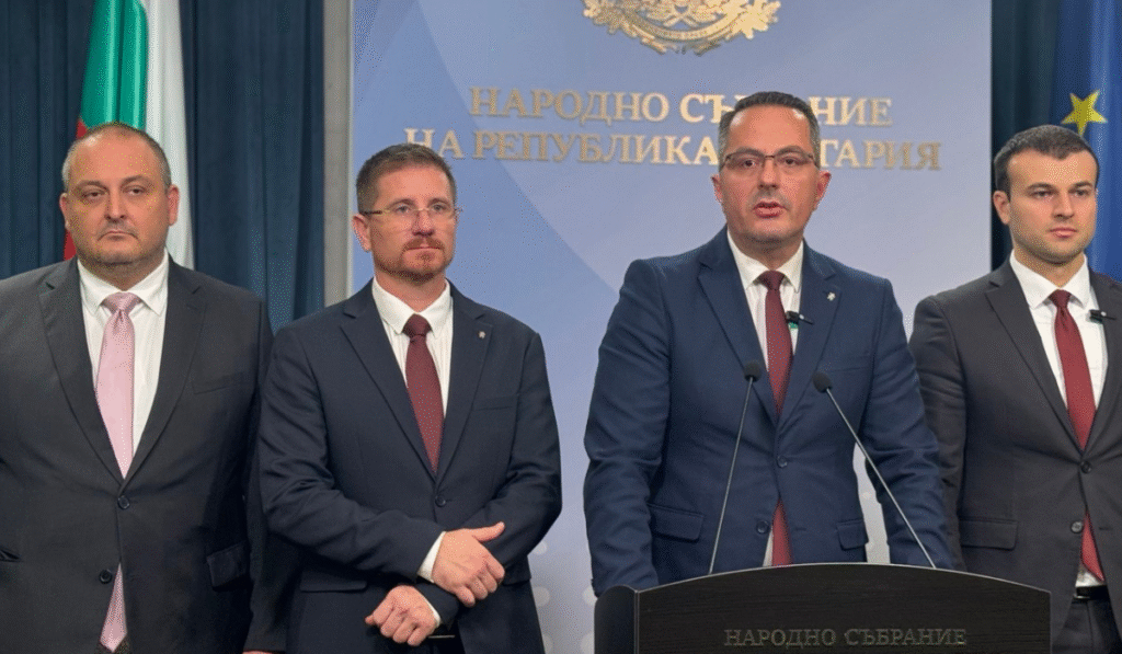 „Възраждане”: Ако „Лукойл” затвори, до дни няма да има горива