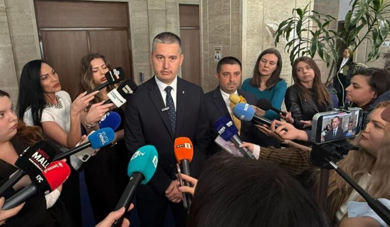 “Възраждане” с подписка за искане на местен референдум за двата бежански лагера в Средец и Симеоновград