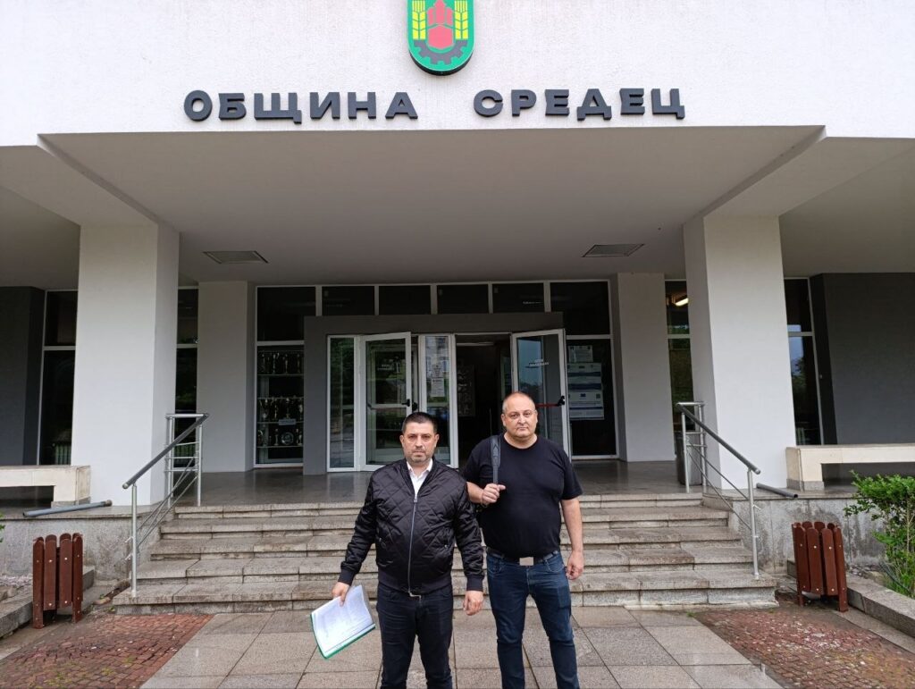 „Възраждане" внесе подписите за референдум в Средец срещу изграждането на мигрантски център