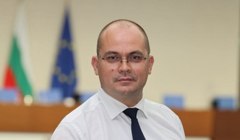 Златан Златанов от “Възраждане”: Вместо олигархията Радев демонтира демокрацията