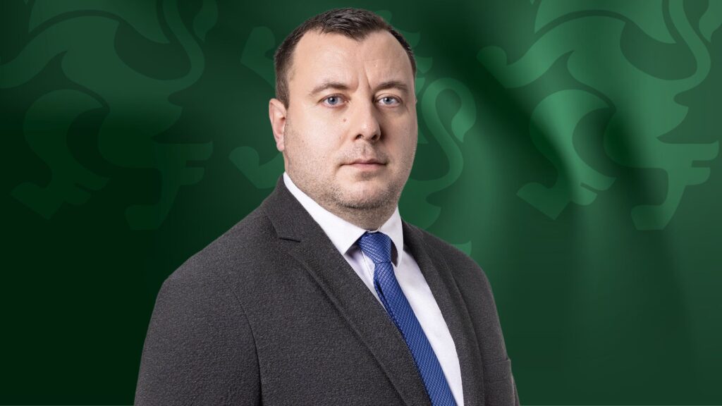 Зам.-председателят на “Възраждане” - Петър Петров, посети Швейцария по покана на MASS-VOLL!, коя е партньор на “Възраждане”. Той посети град Люцерн, където се включи в политическо събитие. Проведе се протестно шествие против поредните двустранни споразумения между Швейцария и Европейския съюз (ЕС), които според суверенистката партия са правни актове, изземващи суверенитета, ограничаващи независимостта и създават все по-голяма обвързаност с Европейския съюз. Председателят на MASS-VOLL! - Николас Римолди, оказа изключителна чест към зам.-председателя на “Възраждане” и му предостави възможност за реч пред присъстващите над 3000 швейцарци. Петър Петров от своя страна изказа подкрепа от името на “Възраждане” и политическата позиция на българската партия по важния за Швейцария въпрос. “Само швейцарският народ има правото да решава колко далеч трябва да стигне интеграцията с Европейския съюз. Не външен натиск. Не брюкселска бюрокрация. И не политически елити, които се страхуват да попитат собствените си граждани. Европейското сътрудничество между държавите е необходимо, но не трябва да означава заличаване на националната демокрация и не трябва да означава подчинение. А интеграцията не трябва да унищожава разнообразието на европейските народи. Затова дебатът, който се води днес тук, не е само швейцарски. Той е европейски. Въпросът е прост: Ще остане ли Европа съюз на свободни нации, или ще се превърне в силно централизирана политическа конструкция, в която отделните държави постепенно губят своята самостоятелност? Ние вярваме, че бъдещето на Европа трябва да бъде изградено върху: уважение към националния суверенитет; право на демократичен избор; защита на културната идентичност; свобода на словото и равноправие между държавите — големи и малки. Никой народ не е „по-малко европейски“, защото иска да запази своята независимост и способността сам да взема решения. А истинската демокрация означава гражданите да могат да казват „да“ и „не“ без страх, без натиск и без етикети. Затова вашата позиция днес не е важна само за Швейцария. Тя е важна за всички европейски народи, които искат да запазят правото сами да определят законите си, икономиката си и бъдещето на децата си. Европа има нужда от сътрудничество между суверенни държави, а не от система, в която демократичният избор постепенно се заменя с административно подчинение. Ако някога Европа отново има нужда от пример как се защитава демокрацията, суверенитетът и гражданското участие — мнозина ще погледнат именно към Швейцария. Нека Европа остане континент на свободни народи, а не на безлична Брюкселска бюрокрация.” , каза Петър Петров пред многолюдното шествие. В края на речта си той благодари на Николас Римолди и на организаторите от MASS-VOLL! за поканата и на всички присъстващи за това, че показват гражданска позиция.