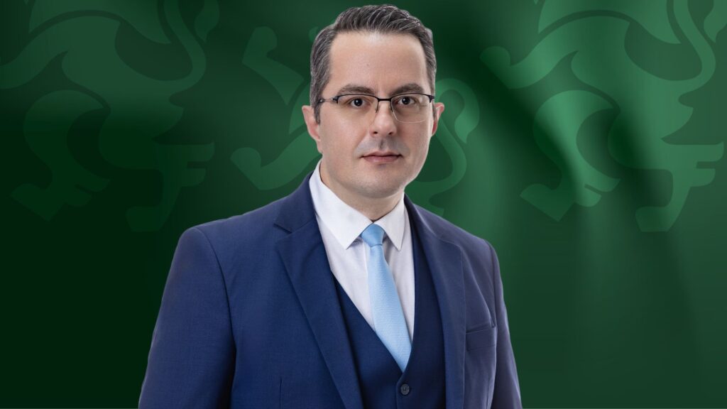„Сгромолясахте се, не овладяхте нищо, цените се покачват постоянно. Накрая едно огромно, голямо нищо - девет продукта в „Кошница с грижа“, от които едни айрян, яйца и кренвирши“, заяви Цончо Ганев Народният представител от „Възраждане“ и заместник-председател на Народното събрание, Цончо Ганев, заяви, че повече от 100 дни след началото на управлението предприетите от правителството мерки за овладяване на цените на хранителните стоки не дават реален резултат. По време на парламентарния контрол Ганев постави акцент върху инициативата „Кошница с грижа“ и припомни публичните изказвания на председателя на парламентарната комисия по земеделие и на министъра на земеделието за резултатите от нея. „Кошница с грижа работи, но не дава резултати“, цитира Ганев едното изказване и го противопостави на заявеното от земеделския министър, че инициативата е успешна, но ефектът от нея все още не се усеща. Народният представител даде и конкретен пример от свое посещение в голям магазин на търговска верига, където, по думите му, е открил едва девет продукта, включени в „Кошница с грижа“, сред които айрян, кренвирши, суджук, пуешко филе и яйца. „Какво и кога смята правителството да направи? 100 дни минаха, нищо не направихте за цените, нищо не направихте с така промотираната „Кошница с грижа“, заяви Ганев и поиска от кабинета да отговори кога българските граждани реално ще усетят ефект от предприетите мерки. В отговора си вицепремиерът Атанас Пеканов призна, че инфлационните процеси от началото на годината са „действително стряскащи“. Той заяви, че кабинетът е определил проблема като основен приоритет още в първите седмици и е предприел административни и регулаторни мерки. Вицепремиерът посочи, че част от предприетите стъпки са дали резултат, но призна, че ефектът им не е достатъчен. „Да, не са подействали достатъчно, защото ние взехме подход не на планова икономика, а на мерки, с които да омекотим този натиск, но не можем напълно да го спрем“, заяви вицепремиерът. Той допълни, че правителството ще продължи с нови стъпки през есента, като призна, че „не всичко още е постигнато“. В репликата си Цончо Ганев заяви, че отговорът на вицепремиера потвърждава липсата на реален резултат от действията на управляващите. „Сгромолясахте се, не овладяхте нищо, цените се покачват постоянно. От тази трибуна обяснявахте как са важни тези мерки, как ще регулират цените, как ще защитите българския производител. Накрая едно огромно, голямо нищо - девет продукта в „Кошница с грижа“, от които айрян, яйца и кренвирши. Това ви е овладяването на цените. Вие се провалихте тотално“, заяви народният представител. Ганев постави и въпроса за ефекта от присъединяването към еврозоната, като припомни позициите, които вицепремиерът е защитавал преди приемането на еврото. „Вие от тази трибуна и в предишната сграда сте лъгали директно в очите цялото българско население за това, че няма да има никакъв негативен ефект от влизане в еврозоната. Сега виждаме до какво доведоха вашите лъжи“, заяви Ганев. Народният представител поиска от вицепремиера да отговори и дали правителството ще изпрати бюджета за съгласуване след месец, като припомни предишните му позиции по темата. „Вие персонално носите вина за това, че лъжехте българското население и българския народ за негативите от влизане в еврозоната. А това мнозинство, и вие като част от Министерски съвет, се провалихте в основното нещо - овладяване на цените. Българският народ е беден и по-беден. И за сметка на това вие не направихте абсолютно нищо повече от 100 дни“, заяви Цончо Ганев. В дупликата си вицепремиерът оспори твърденията на Ганев и заяви, че през годините е определял спекулативното поведение на търговците като основен риск от присъединяването към еврозоната. По отношение на бюджета той заяви, че България го консултира с Европейската комисия всяка година в рамките на Европейския семестър, независимо дали страната е част от еврозоната.