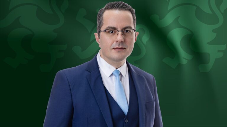 „Сгромолясахте се, не овладяхте нищо, цените се покачват постоянно. Накрая едно огромно, голямо нищо - девет продукта в „Кошница с грижа“, от които едни айрян, яйца и кренвирши“, заяви Цончо Ганев Народният представител от „Възраждане“ и заместник-председател на Народното събрание, Цончо Ганев, заяви, че повече от 100 дни след началото на управлението предприетите от правителството мерки за овладяване на цените на хранителните стоки не дават реален резултат. По време на парламентарния контрол Ганев постави акцент върху инициативата „Кошница с грижа“ и припомни публичните изказвания на председателя на парламентарната комисия по земеделие и на министъра на земеделието за резултатите от нея. „Кошница с грижа работи, но не дава резултати“, цитира Ганев едното изказване и го противопостави на заявеното от земеделския министър, че инициативата е успешна, но ефектът от нея все още не се усеща. Народният представител даде и конкретен пример от свое посещение в голям магазин на търговска верига, където, по думите му, е открил едва девет продукта, включени в „Кошница с грижа“, сред които айрян, кренвирши, суджук, пуешко филе и яйца. „Какво и кога смята правителството да направи? 100 дни минаха, нищо не направихте за цените, нищо не направихте с така промотираната „Кошница с грижа“, заяви Ганев и поиска от кабинета да отговори кога българските граждани реално ще усетят ефект от предприетите мерки. В отговора си вицепремиерът Атанас Пеканов призна, че инфлационните процеси от началото на годината са „действително стряскащи“. Той заяви, че кабинетът е определил проблема като основен приоритет още в първите седмици и е предприел административни и регулаторни мерки. Вицепремиерът посочи, че част от предприетите стъпки са дали резултат, но призна, че ефектът им не е достатъчен. „Да, не са подействали достатъчно, защото ние взехме подход не на планова икономика, а на мерки, с които да омекотим този натиск, но не можем напълно да го спрем“, заяви вицепремиерът. Той допълни, че правителството ще продължи с нови стъпки през есента, като призна, че „не всичко още е постигнато“. В репликата си Цончо Ганев заяви, че отговорът на вицепремиера потвърждава липсата на реален резултат от действията на управляващите. „Сгромолясахте се, не овладяхте нищо, цените се покачват постоянно. От тази трибуна обяснявахте как са важни тези мерки, как ще регулират цените, как ще защитите българския производител. Накрая едно огромно, голямо нищо - девет продукта в „Кошница с грижа“, от които айрян, яйца и кренвирши. Това ви е овладяването на цените. Вие се провалихте тотално“, заяви народният представител. Ганев постави и въпроса за ефекта от присъединяването към еврозоната, като припомни позициите, които вицепремиерът е защитавал преди приемането на еврото. „Вие от тази трибуна и в предишната сграда сте лъгали директно в очите цялото българско население за това, че няма да има никакъв негативен ефект от влизане в еврозоната. Сега виждаме до какво доведоха вашите лъжи“, заяви Ганев. Народният представител поиска от вицепремиера да отговори и дали правителството ще изпрати бюджета за съгласуване след месец, като припомни предишните му позиции по темата. „Вие персонално носите вина за това, че лъжехте българското население и българския народ за негативите от влизане в еврозоната. А това мнозинство, и вие като част от Министерски съвет, се провалихте в основното нещо - овладяване на цените. Българският народ е беден и по-беден. И за сметка на това вие не направихте абсолютно нищо повече от 100 дни“, заяви Цончо Ганев. В дупликата си вицепремиерът оспори твърденията на Ганев и заяви, че през годините е определял спекулативното поведение на търговците като основен риск от присъединяването към еврозоната. По отношение на бюджета той заяви, че България го консултира с Европейската комисия всяка година в рамките на Европейския семестър, независимо дали страната е част от еврозоната.