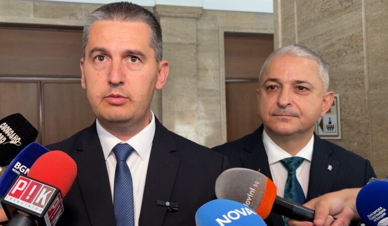 “Възраждане”: Текстовете за забрана на социалните мрежи за подрастващи са мъртвородени