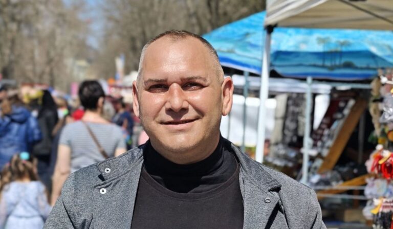 Светослав Йорданов, „Възраждане“: Украински бусове издават документи във Варна - кой контролира какво се случва вътре?